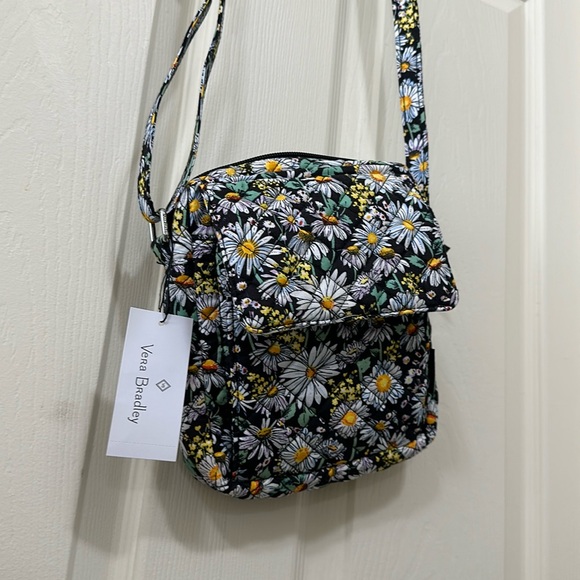 Vera Bradley Handbags - NWT VERA BRADLEY SUMMER 24’ daisy crossbody